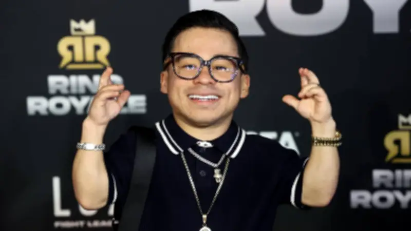 Abelito es cargado en alfombra roja pese a su molestia, generando debate sobre consentimiento