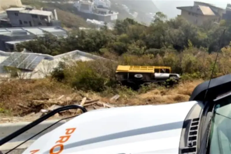 Accidente en carretera: autobús cae a barranco en peligroso tramo vial
