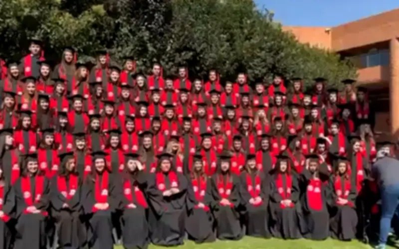 Accidente en la Ibero: Gradas se Desploman en Foto de Graduación, 3 Alumnos en Observación