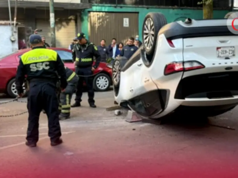 Accidente en Roma Norte: Camioneta se Volca y Deja Mujer Lesionada en CDMX