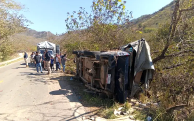 Accidente en Talpa de Allende deja 9 lesionados tras volcadura de camioneta