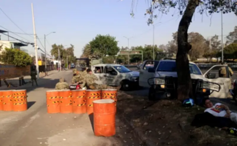 Accidente en Tlalpan deja lesionados a tres marinos y un motociclista civil