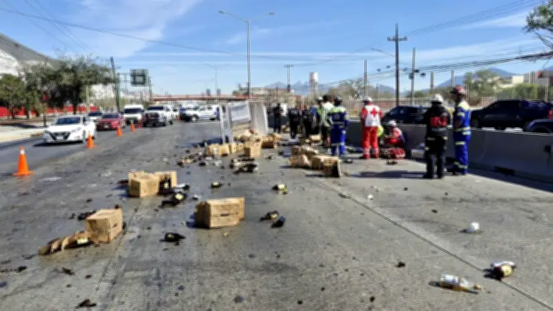 Accidente vial provoca derrame masivo de cerveza en carretera de Nuevo León