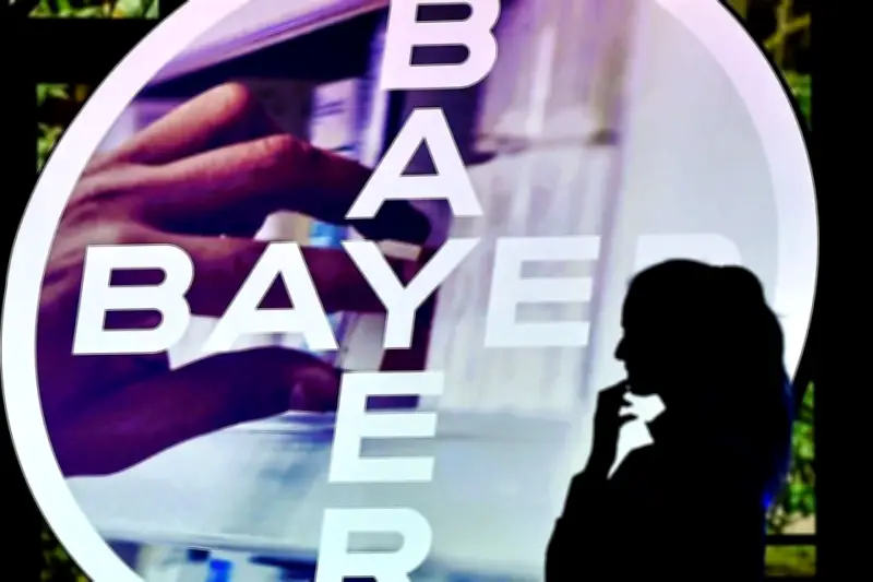 Acciones de Bayer se desploman hasta 12% tras acuerdo millonario por herbicida Roundup