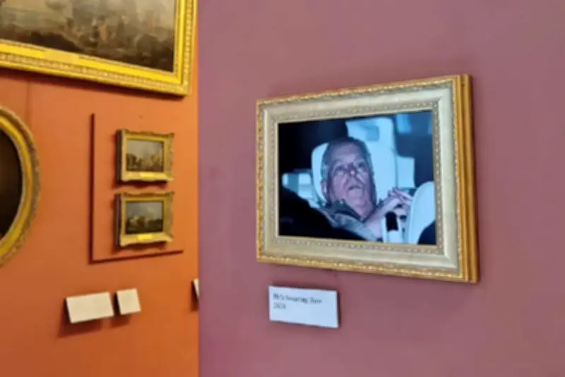 Activistas colocan foto del ex príncipe Andrés en el Louvre tras su arresto