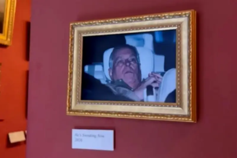 Activistas despliegan pancarta en el Louvre por caso de Andrew detenido en México