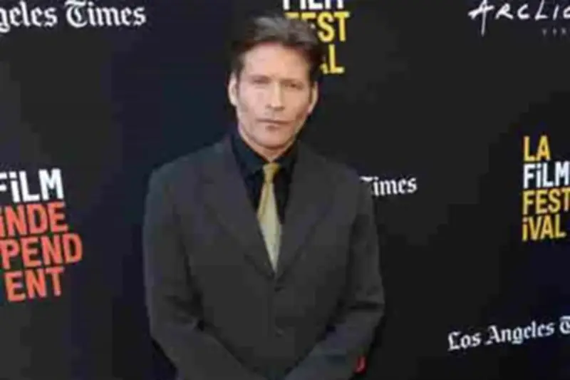 Actor de 'Volver al Futuro' enfrenta demanda por presuntos abusos y agresiones