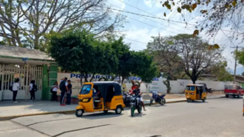 Adolescente de 16 años da a luz en baño de preparatoria en Chiapas; madre y bebé estables
