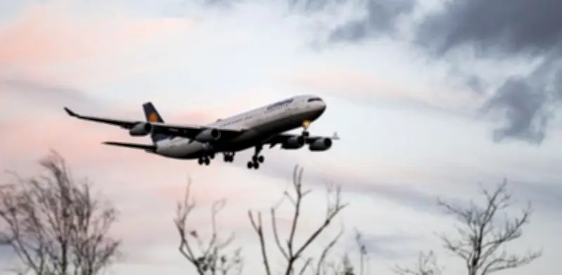 Aerolíneas globales cancelan vuelos en Medio Oriente tras ataques de EU e Israel a Irán