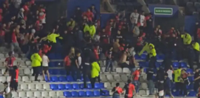 Afición del Atlas protagoniza violento enfrentamiento en tribunas del Estadio Hidalgo