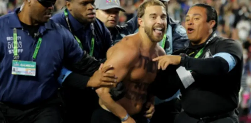 Aficionado del Super Bowl enfrenta cárcel, multa y veto vitalicio por invasión de campo