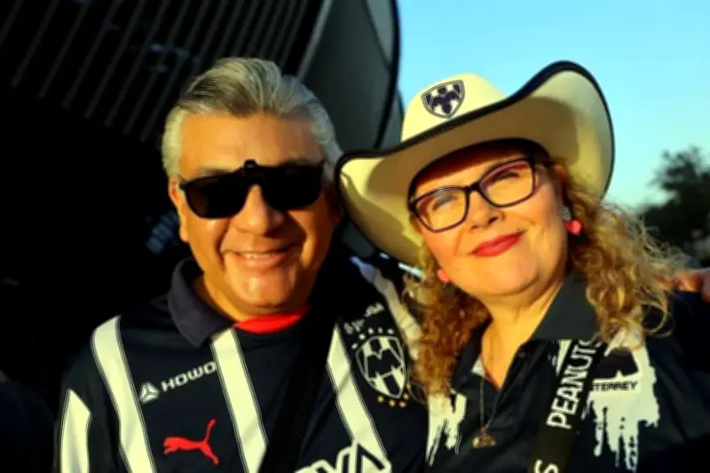 Aficionados de Rayados Llenan de Color el Duelo ante León en el Estadio Monterrey