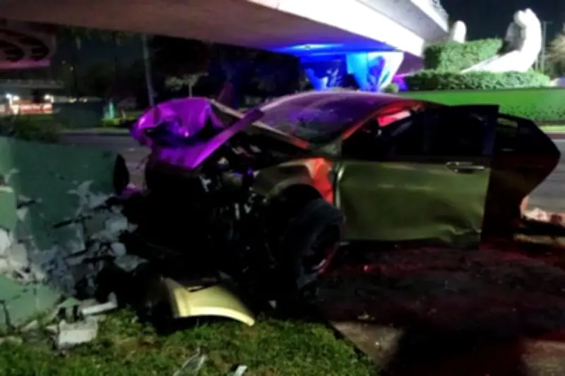 Agente de la Policía Regia fallece tras impactar su auto contra un poste en Nuevo León