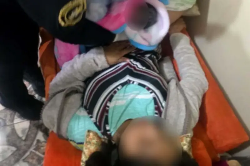 Agentes de la Policía de Monterrey asisten a joven en parto inesperado en la vía pública