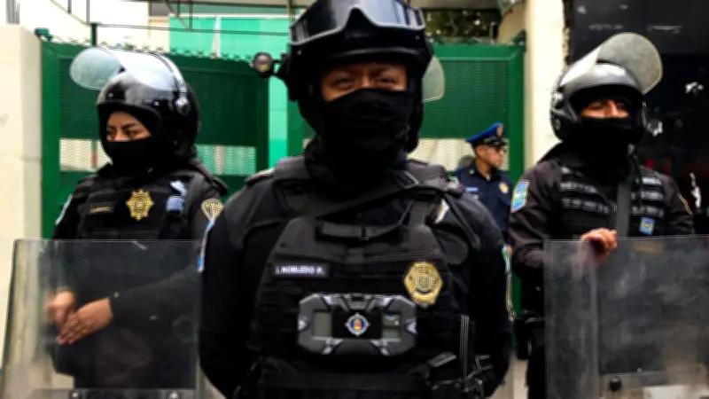 Agreden a policía en Santa María La Ribera; patrulla resulta dañada durante enfrentamiento