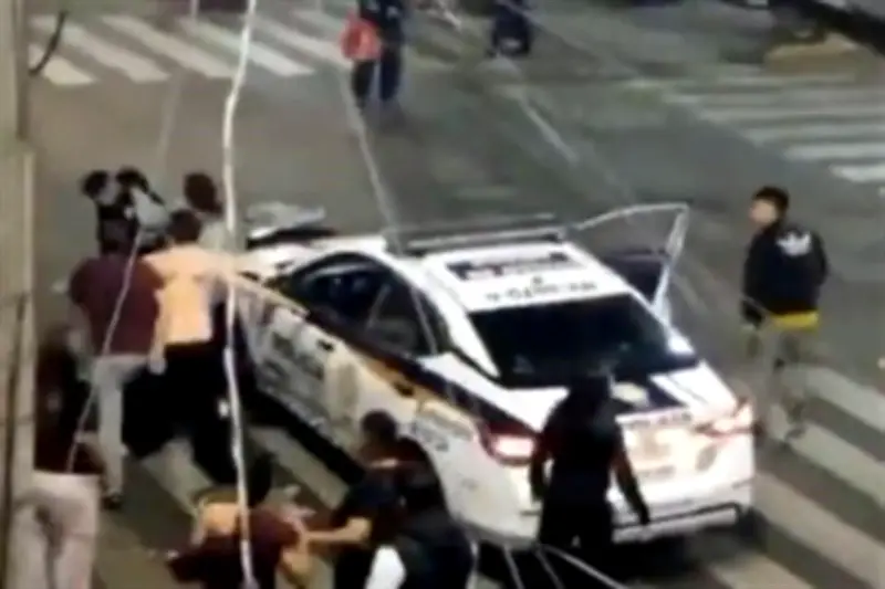 Agresores atacan a policía y dañan patrulla en incidente violento