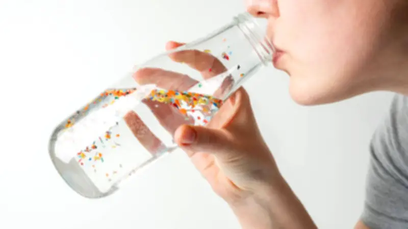 Agua embotellada en México: estudio revela alto consumo de nanoplásticos y riesgos para la salud