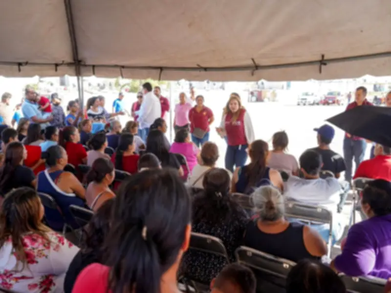 Alcaldesa de El Salto dialoga con vecinos de Las Lilas para atender necesidades comunitarias