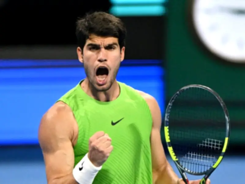 Alcaraz mantiene invicto 2026 y avanza a cuartos en Doha tras remontar a Royer