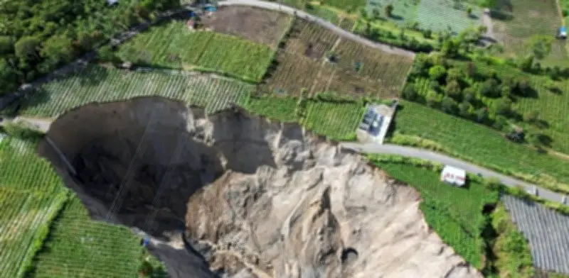 Alerta en Indonesia: Socavón de 3 hectáreas devora cultivos en Aceh Central
