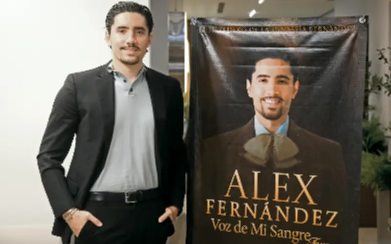 Alex Fernández escribe su legado musical con fusión de mariachi y pop en Auditorio Telmex