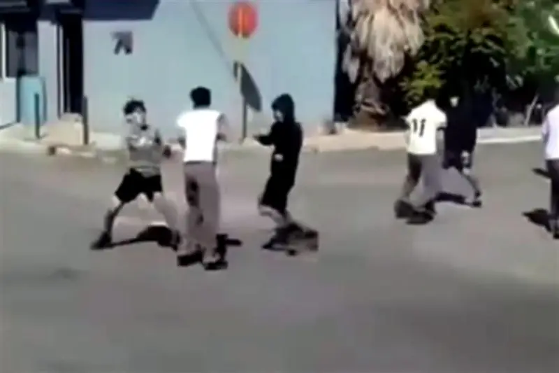 Alumnos de secundaria se enfrentan a golpes afuera de su plantel en Tamaulipas