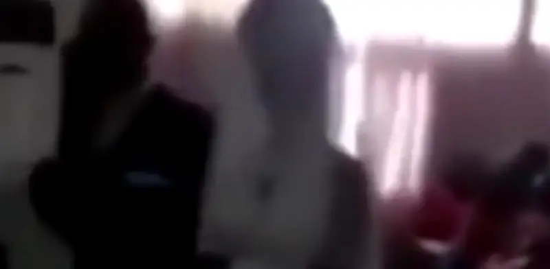 Amante interrumpe boda en Ghana con idéntico vestido de novia, video viral