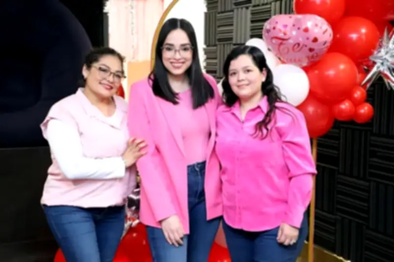 Amigas Celebran el Día de San Valentín con Alegría y Compañerismo
