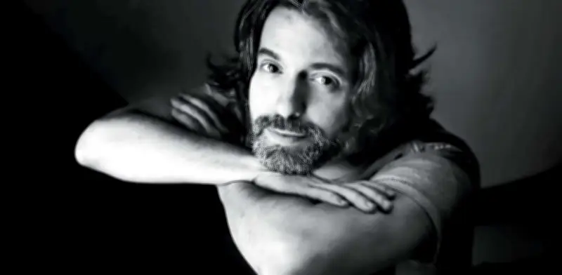 Andrés Neuman explora el duelo y los cuidados en su poemario 'Isla con madre'