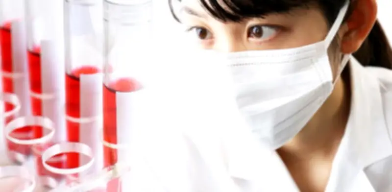 Análisis de Sangre Predice el Inicio de los Síntomas del Alzheimer, Según Estudio en Nature