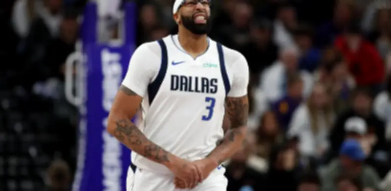 Anthony Davis sufre grave lesión en la mano; futuro con Dallas Mavericks en duda
