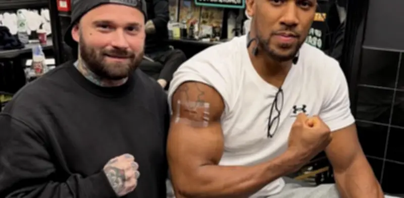 Anthony Joshua tatúa en su piel el luto por amigos fallecidos en Nigeria