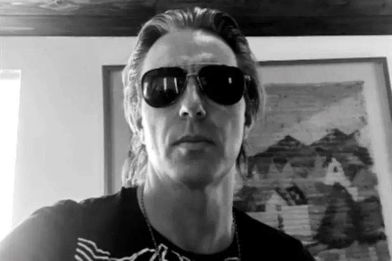 Arrestan a hijo de Cher por agresiones y allanamiento de morada en Los Ángeles