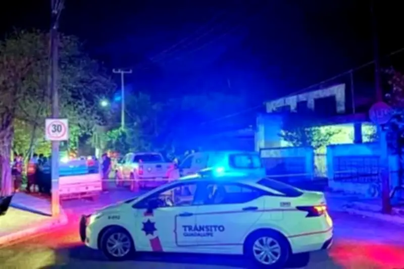 Arrollan a madre con sus tres hijos en atropello múltiple; conductor huye del lugar