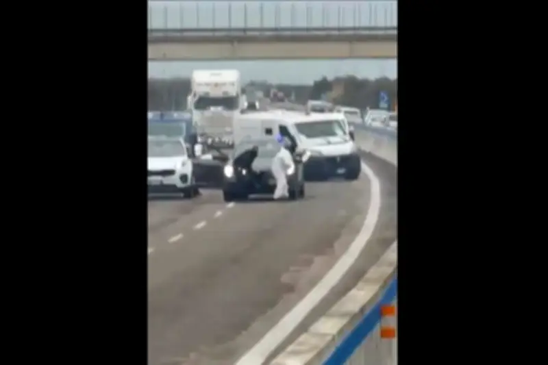 Asalto cinematográfico a camioneta de valores en Italia: robo millonario con drones y explosivos