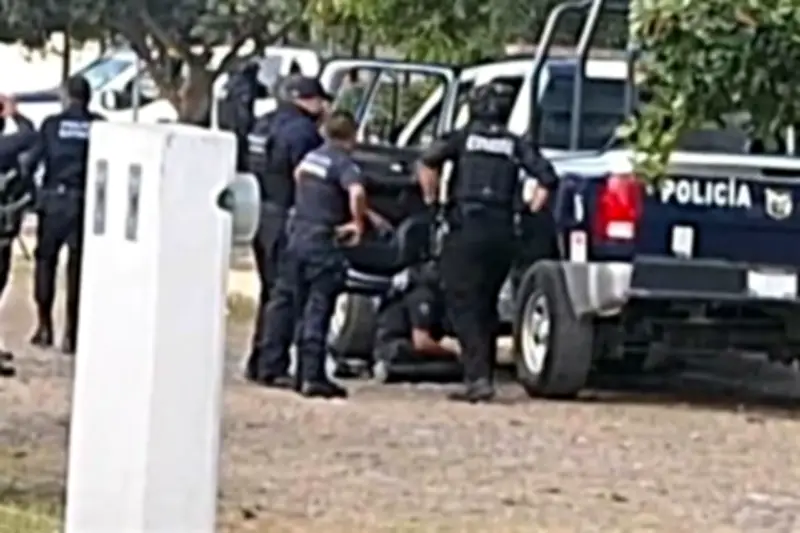 Asesinan a policía y queman su vehículo en ataque violento en Colima