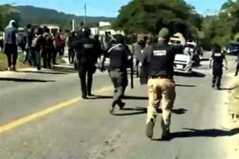 Atacan a balazos a policías durante bloqueo carretero en Chiapas