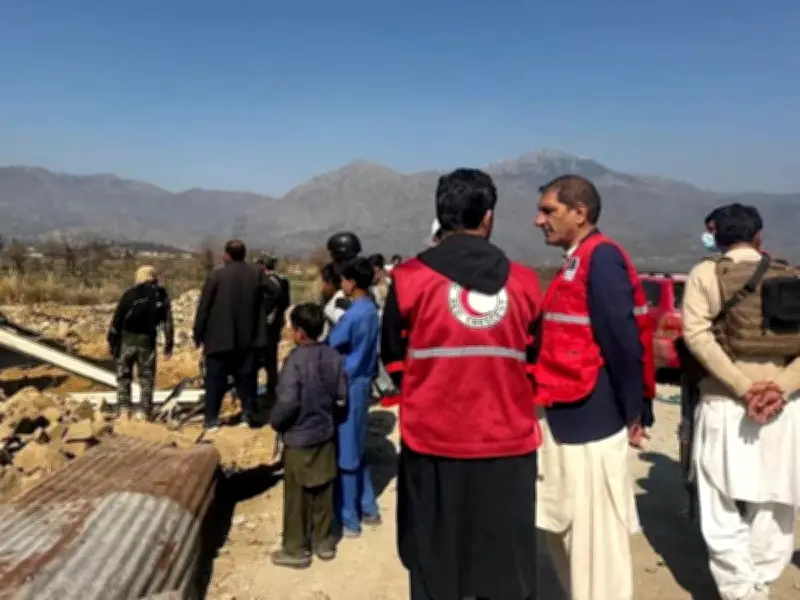 Atentado suicida en base militar pakistaní deja niña y 11 soldados muertos