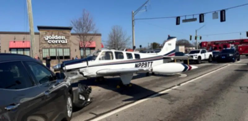 Aterrizaje de emergencia en avenida de Georgia: avioneta choca autos sin víctimas mortales