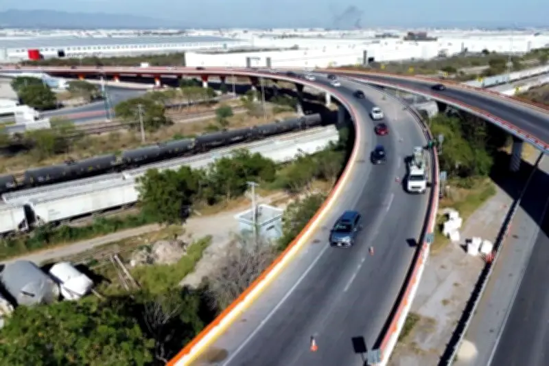 Atoran vialidad de autopista para pintar puente de naranja en Nuevo León