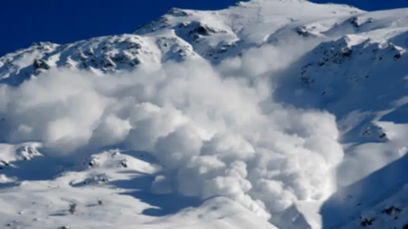 Avalancha en California deja 10 esquiadores desaparecidos y 6 varados cerca del lago Tahoe