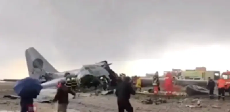 Avión militar con dinero se estrella en aeropuerto de Bolivia, genera caos y billetes esparcidos