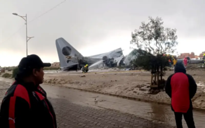 Avión militar de carga se estrella en Bolivia durante aterrizaje; hay heridos y billetes esparcidos
