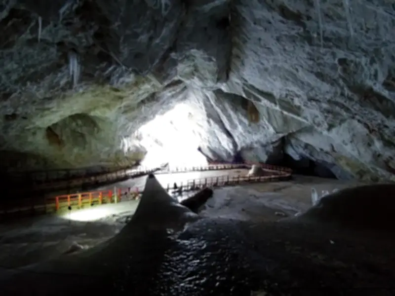 Bacteria de 5 mil años en hielo rumano resiste a 10 antibióticos y ofrece esperanza