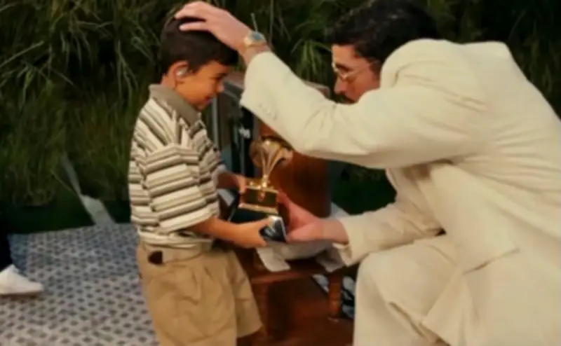 Bad Bunny entrega su Grammy a niño en el Super Bowl: momento emotivo se viraliza