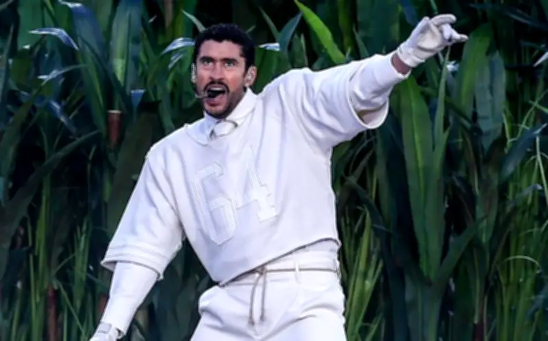 Bad Bunny entrega su Grammy a un niño en el Super Bowl: ¿Quién es y qué simboliza?