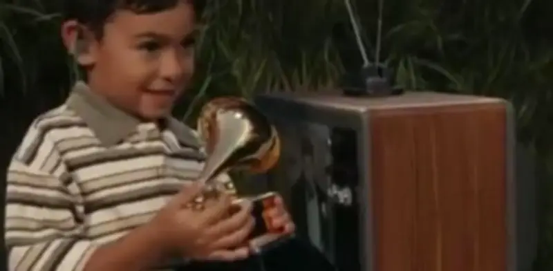 Bad Bunny y el niño del Super Bowl: ¿Crítica migratoria o guiño autobiográfico?