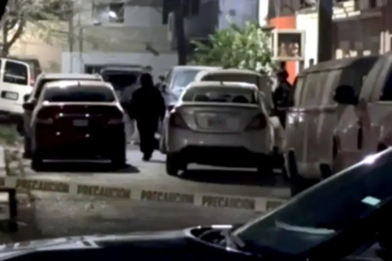 Balean camioneta en la colonia Moderna de Monterrey; hay un herido