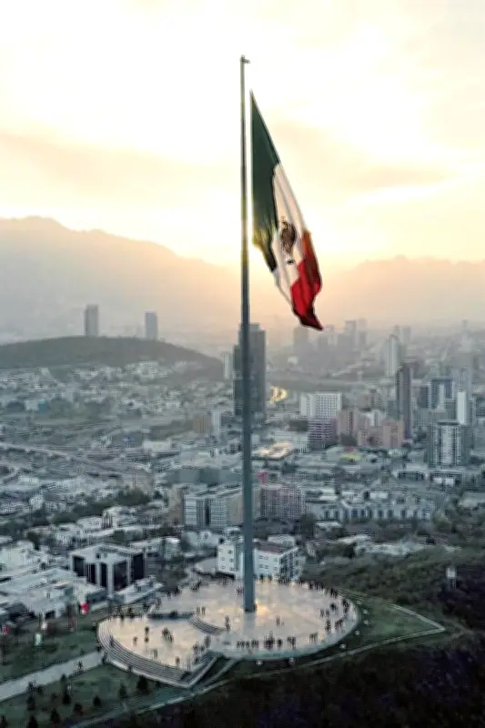 Bandera ondea desde el Obispado por 21 años, símbolo de identidad regiomontana