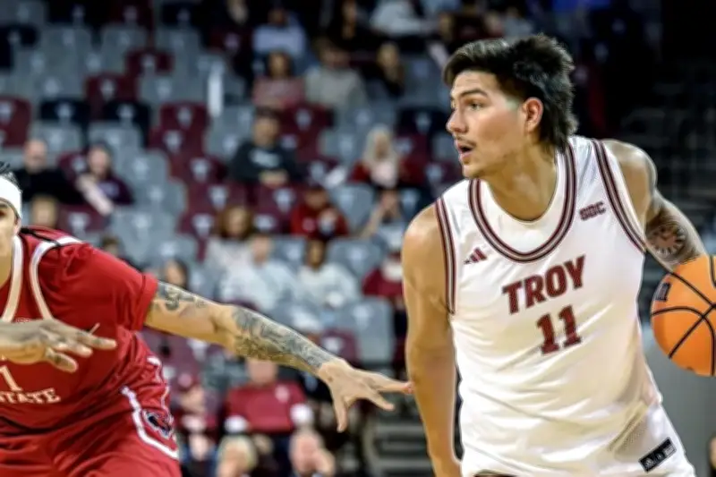 Basquetbolista regiomontano emerge como líder de los Troyanos en la NCAA